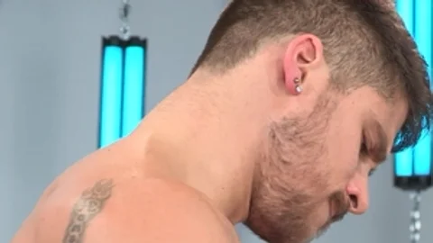 FalconStudios: Swallow among tattooed hunk