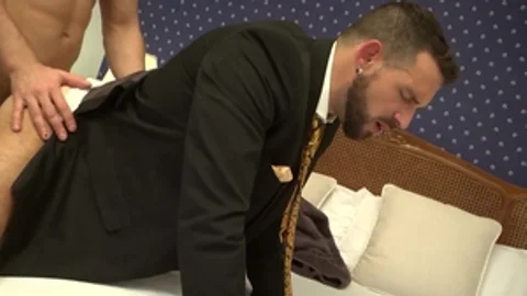 menatplay: Dark, Muscular Enzo Loses Control